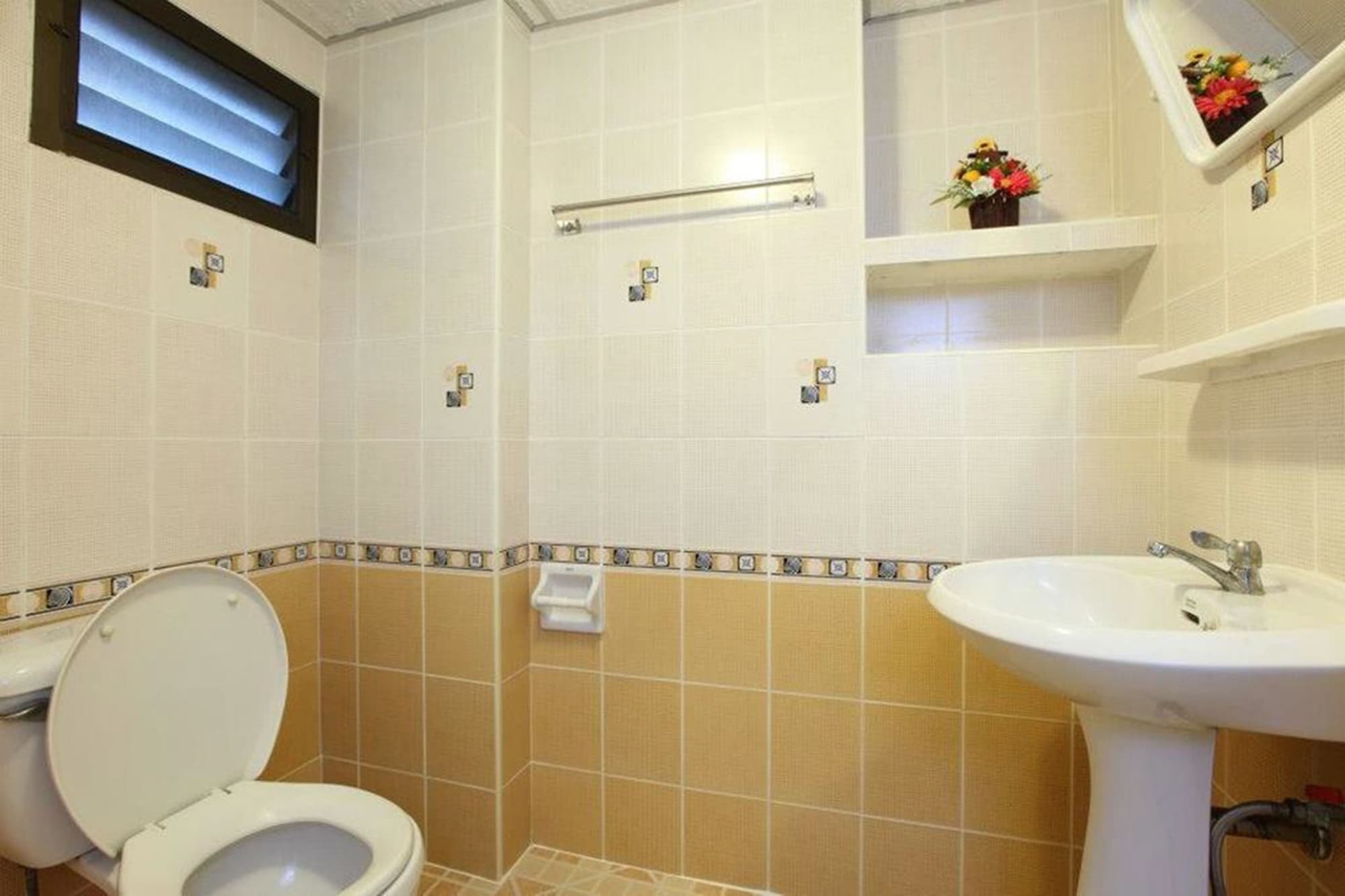 Wongcharearn Mansion Khách sạn 3*